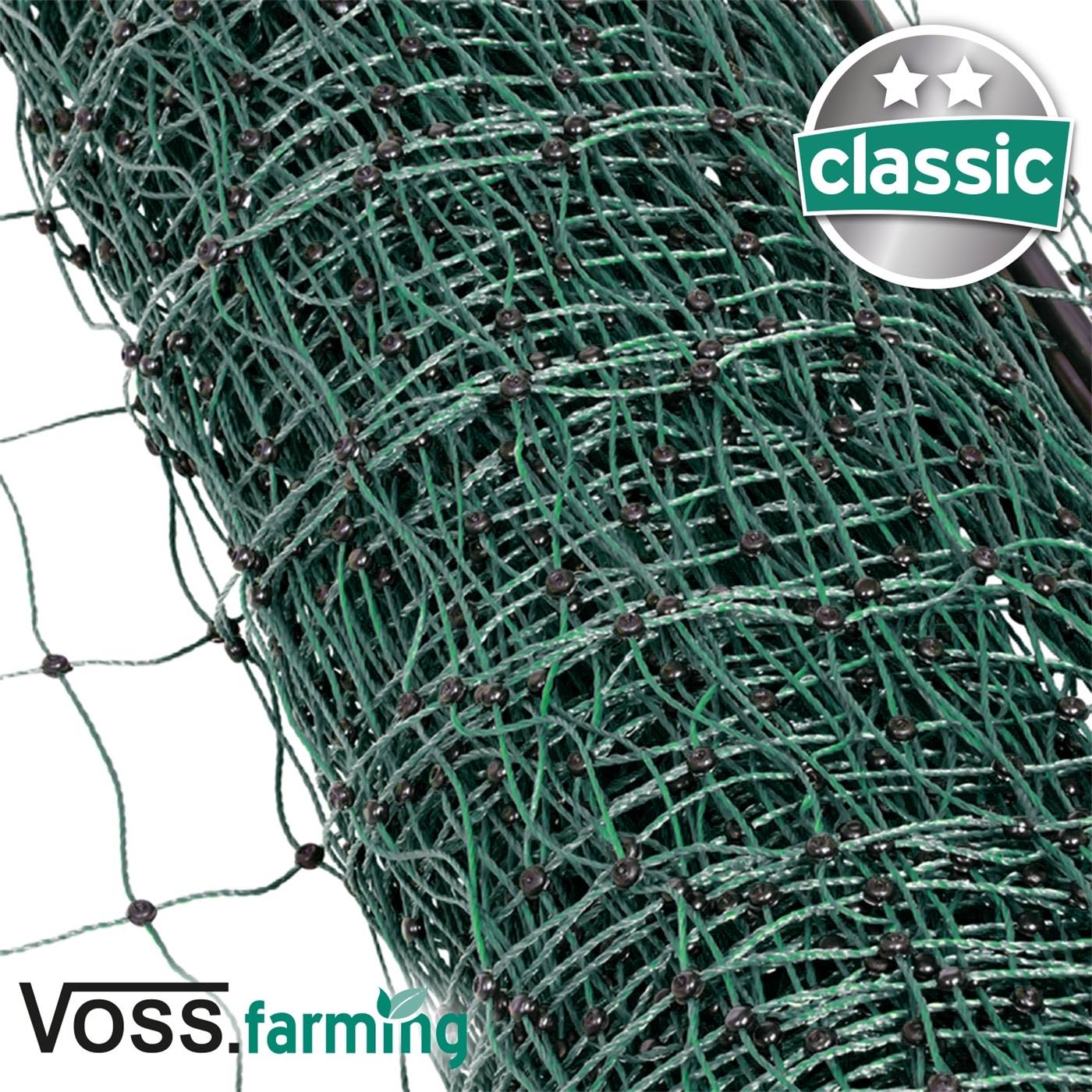 Double-cliquez pour agrandir Une vue rapprochée du filet à volaille vert VOSS.farming classic 15 m enroulé (112 cm, 6 piquets, 2 pointes) avec les étiquettes "classic" et "VOSS.farming" et des nœuds noirs.