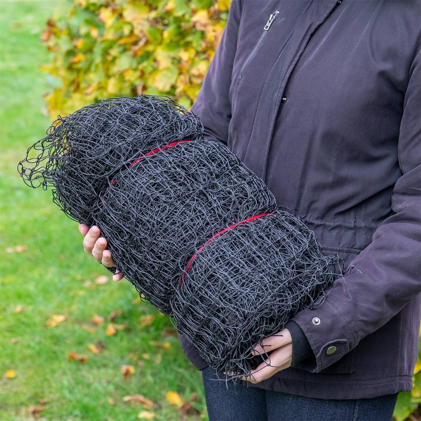 Texte sur fond maillé : Le filet de protection pour volailles VOSS.farming 10x5m, noir - résistant aux UV pour l'intérieur et l'extérieur, idéal comme filet de protection pour étangs, volières ou oiseaux de proie.