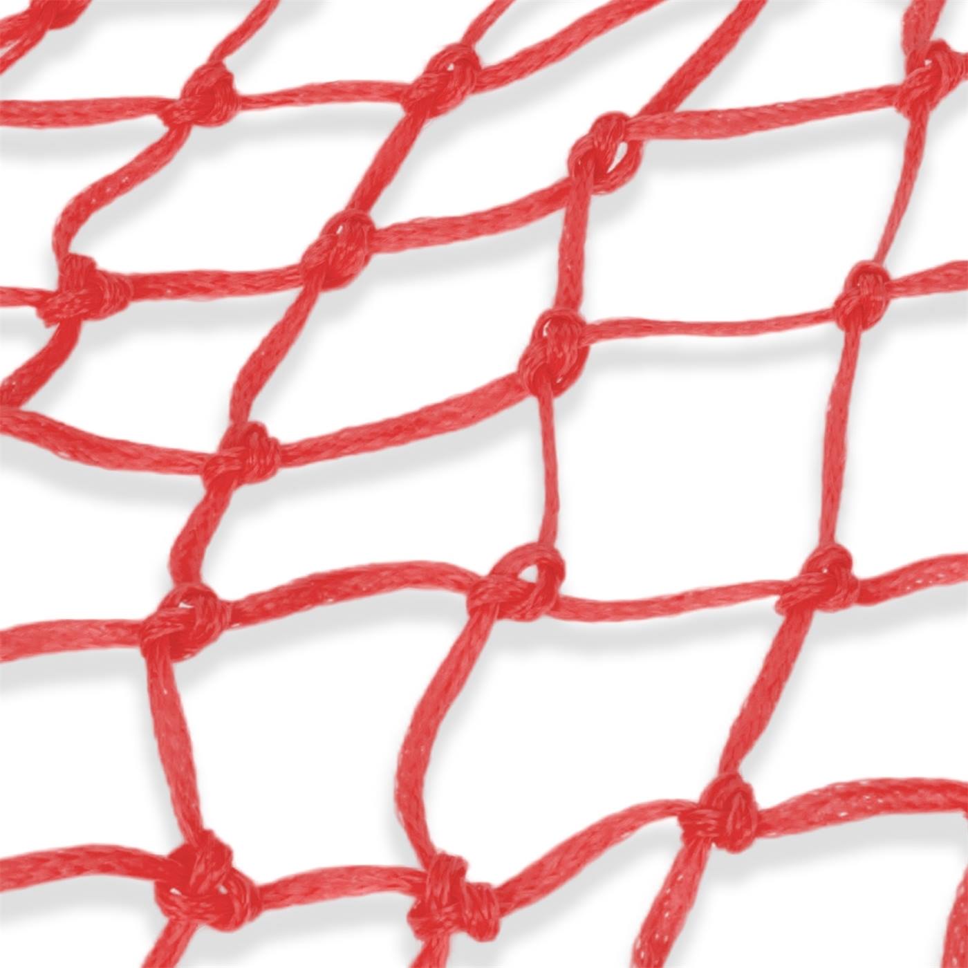 Un filet à foin VOSS.farming rempli de foin est suspendu dans une écurie, on peut voir deux chevaux en arrière-plan.