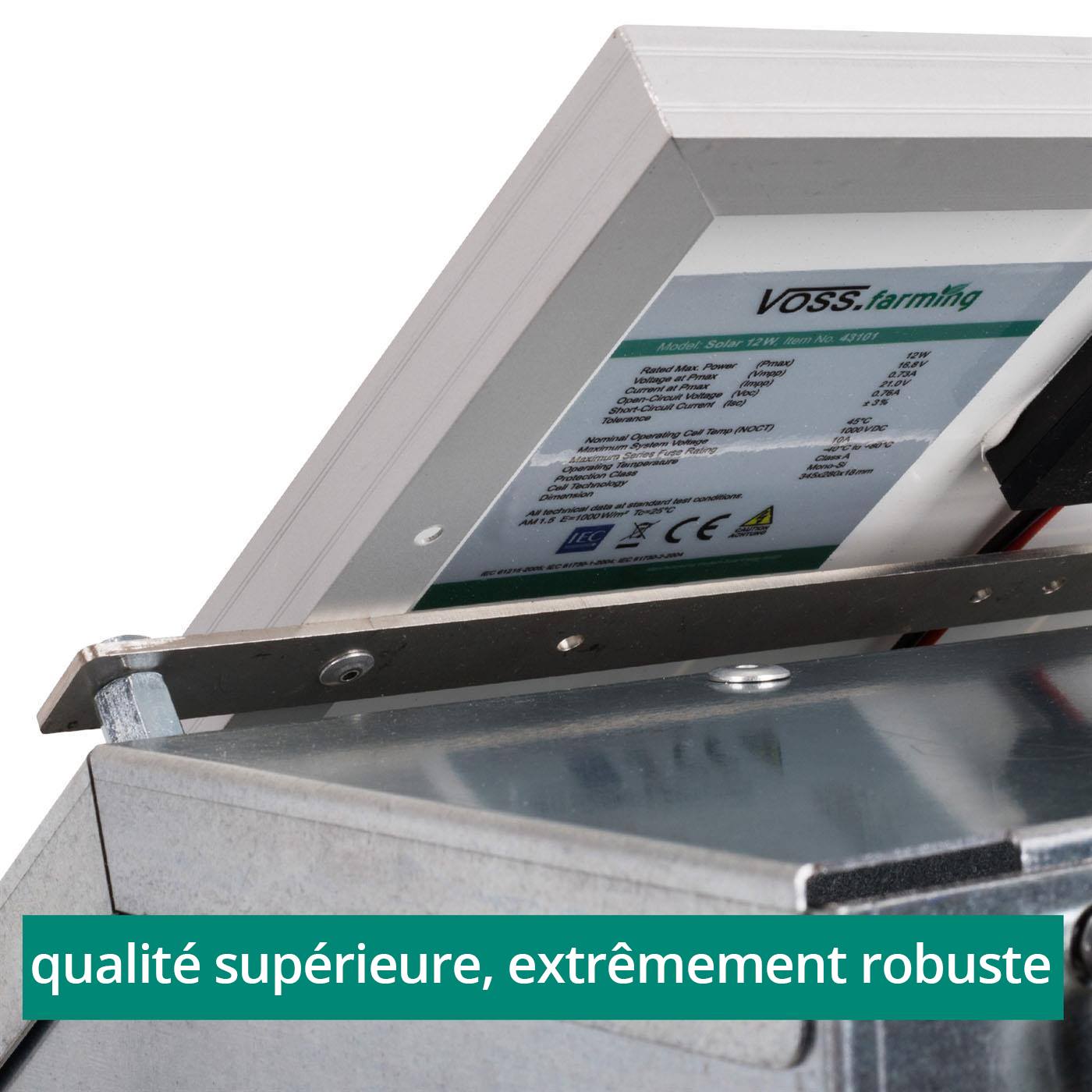 Gros plan sur le système solaire VOSS.farming 12W avec un panneau en allemand : "Top qualité - extrêmement robuste".