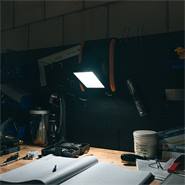 Projecteur de chantier à LED avec adaptateur pour batteries de marque - Lampe de travail Multi Akku, 20W, 2900lm