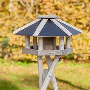 « Norje » de VOSS.garden - maison pour oiseaux de qualité supérieure, avec support croisé, bois blanc