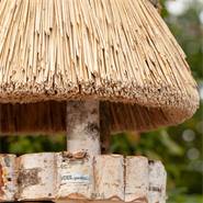 Maison pour oiseaux « Pellworm » de VOSS.garden, avec toit en chaume, ovale, 45 x 60 cm, sans support