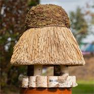Maison pour oiseaux « Amrum » de VOSS.garden avec toit en chaume - mangeoire pour oiseaux ronde, Ø 50 cm, sans support