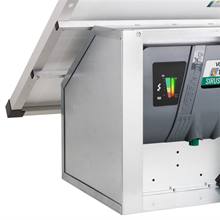 Kit VOSS.farming : système solaire 55 W + électrificateur de clôture électrique 12 V SIRUS 8 + boîtier de transport Le système solaire VOSS.farming 55W est représenté ici. De près, on reconnaît l'électrificateur VOSS.farming "SIRUS 8" intégré.